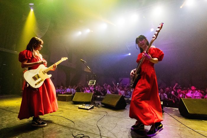 主唱HARUNA(左) 貝斯手TOMOMI(右)